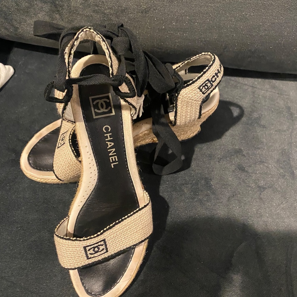 Chanel wrap around wedge size 38/8 tan with black logos woven wedge heel - Picture 2 of 7